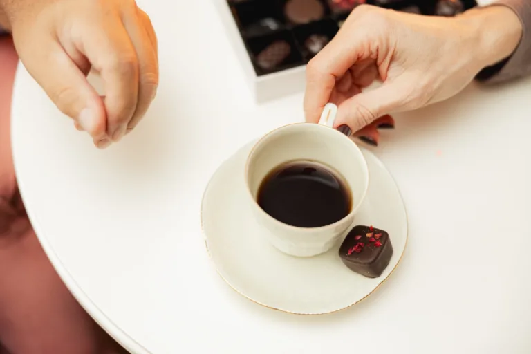 Armonia perfectă a unui cadou gourmet: praline artizanale și cafea de specialitate