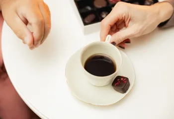 Armonia perfectă a unui cadou gourmet praline artizanale și cafea de specialitate